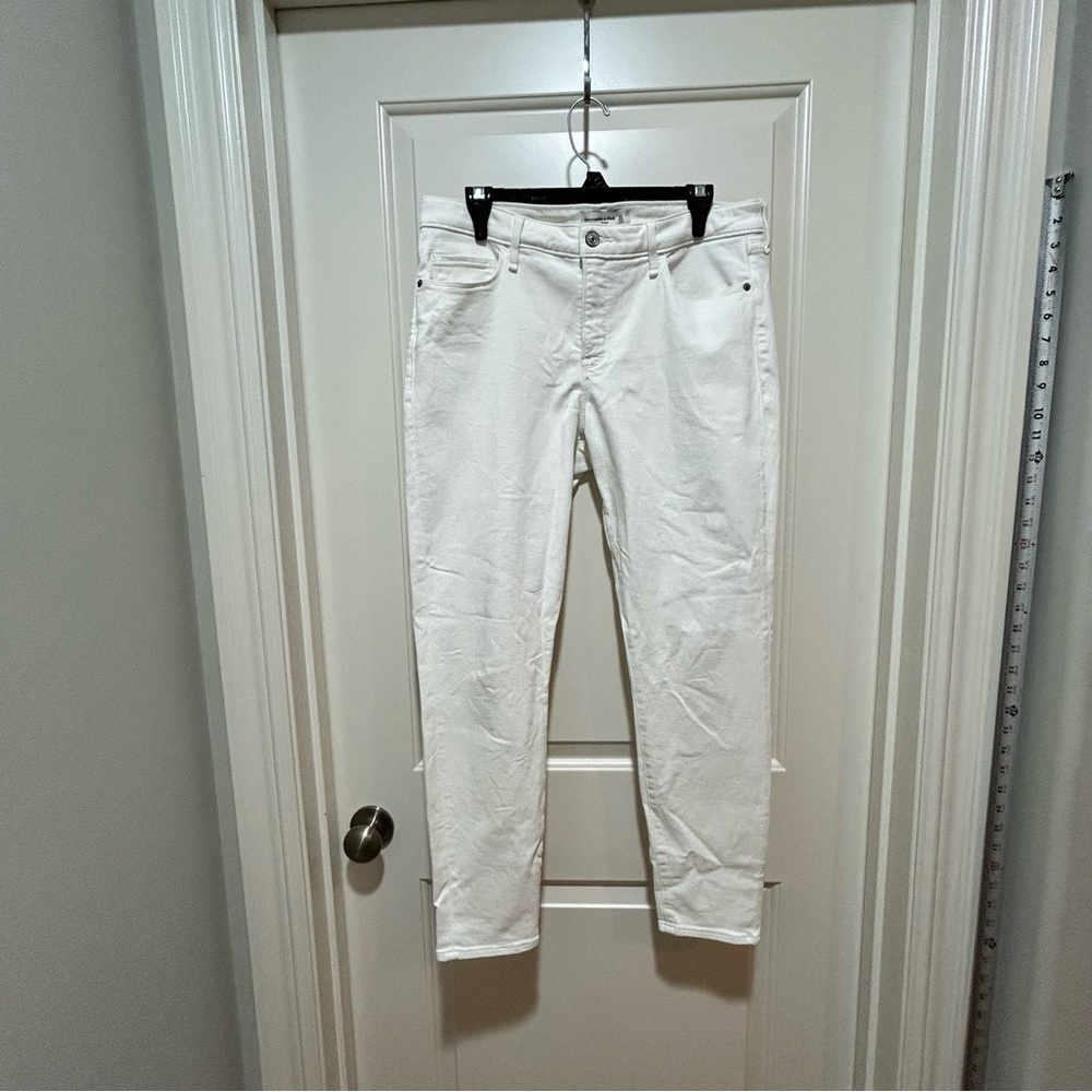 Abercrombie & Fitch White women Size 31/12R super skinny mid rise Jeans.LIKE NEW